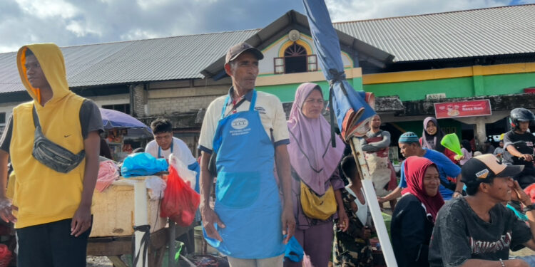 Pedagang Pasar Mardika Ambon Kenakan Celemek Bantuan dari Wapres Gibran