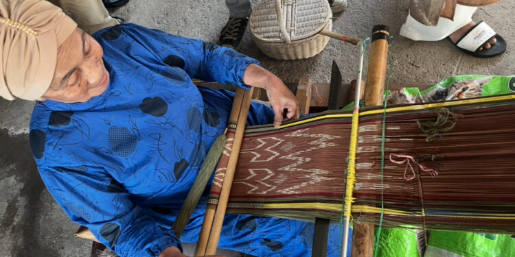 Tenun Ikat Sekomandi Binaan Bank Indonesia Yang Mendunia Mendunia