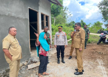 Tinjau Program TMMD di Dusun Karang-karang, Walikota Ambon Apresiasi TNI