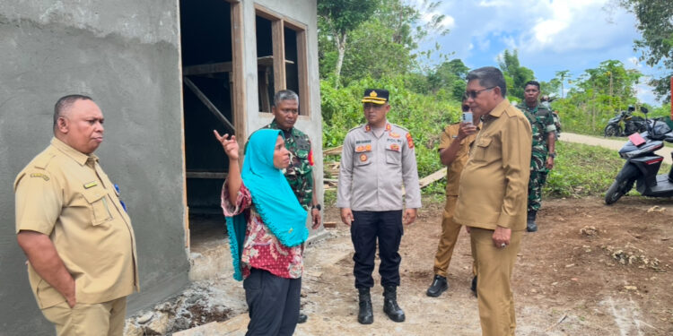 Tinjau Program TMMD di Dusun Karang-karang, Walikota Ambon Apresiasi TNI