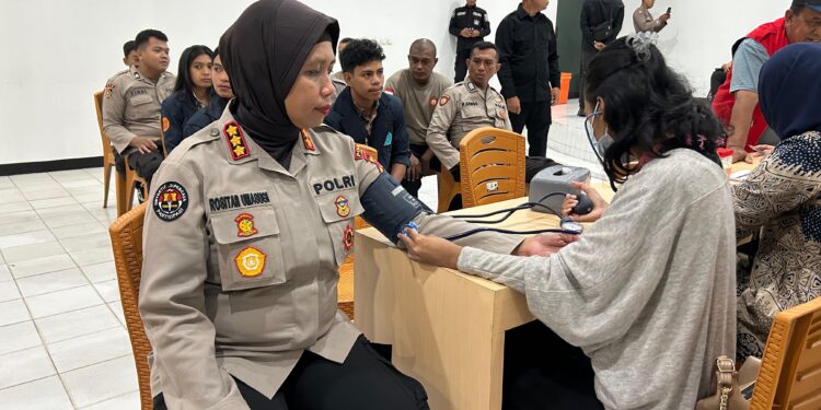 Polda Maluku Wujudkan Kepedulian Lewat Donor Darah di HUT ke-74 Humas Polri