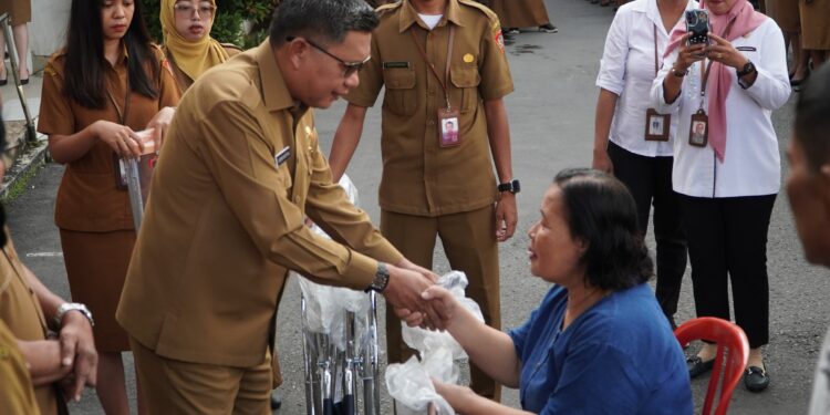 Pemkot Ambon Salurkan Bantuan Disabilitas dan Kearifan Lokal