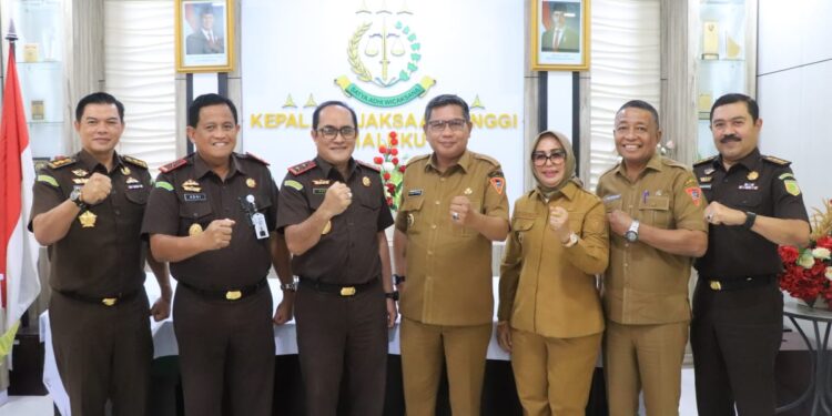 Walikota Ambon Sambangi Kajati Maluku, Bahas Sinergi Pengawasan Anggaran dan Program Jaga Desa