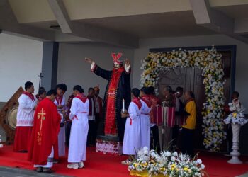 Umat Katolik di Ambon Tunjukkan Damai Lintas Iman Lewat Perarakan Arca Kristus Raja