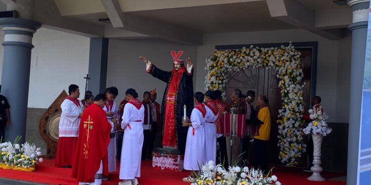 Umat Katolik di Ambon Tunjukkan Damai Lintas Iman Lewat Perarakan Arca Kristus Raja