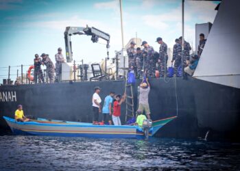 Kodaeral IX Ambon Bagikan Sembako di Tengah Laut Malteng