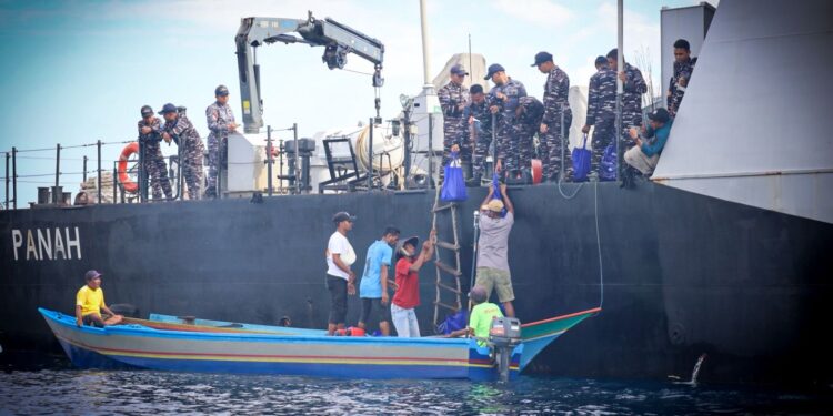Kodaeral IX Ambon Bagikan Sembako di Tengah Laut Malteng