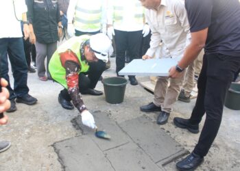 Gubernur Maluku Letahkan Batu Pertama Pembangunan Promenade sumur Resapan di Banda Neira
