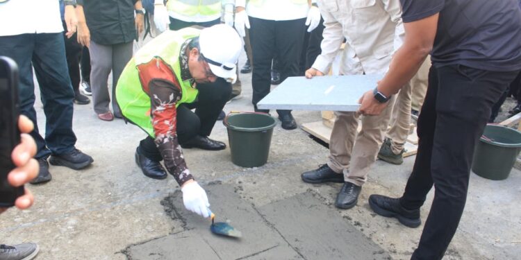 Gubernur Maluku Letahkan Batu Pertama Pembangunan Promenade sumur Resapan di Banda Neira