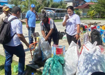 Pemkot Ambon Bersihkan Teluk Ambon, Angkut Hampir Dua Ton Sampah