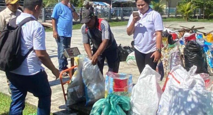 Pemkot Ambon Bersihkan Teluk Ambon, Angkut Hampir Dua Ton Sampah