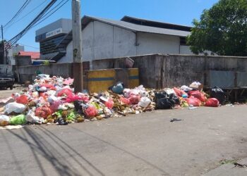 Sampah Menumpuk, Walikota Ambon Ultimatum Pelaku Usaha: Sediakan Tong Sampah atau Tutup!