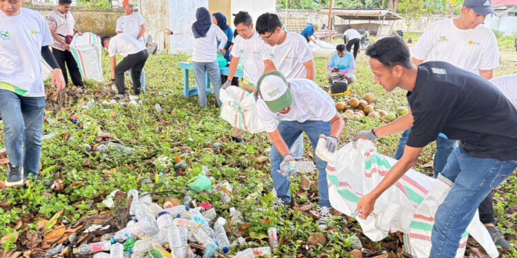 PLN UP3 Sofifi Gelar Aksi Tanam Mangrove dan Bersih Pantai di Somahode Peringati HMPI
