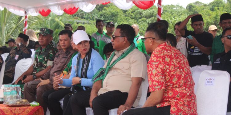 Wagub Vanath Dorong Modernisasi Pertanian Lewat Penanaman Hotong di Telaga Kodok Ambon