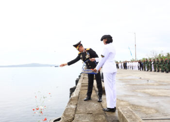 Kapolda Maluku Pimpin Upacara Tabur Bunga di Laut Peringati Hari Pahlawan ke-80