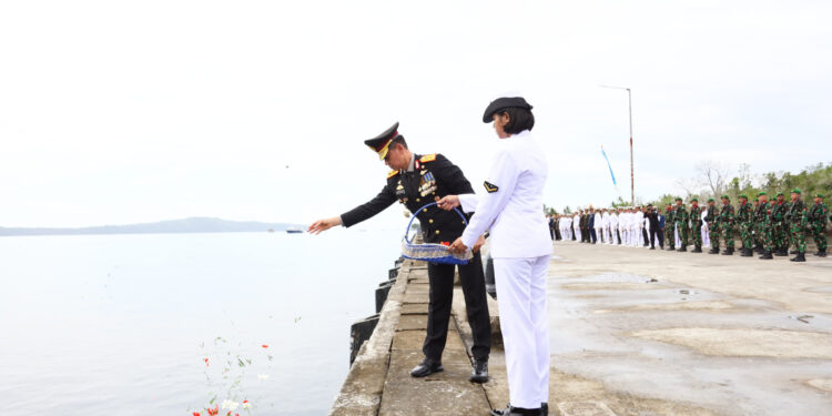 Kapolda Maluku Pimpin Upacara Tabur Bunga di Laut Peringati Hari Pahlawan ke-80
