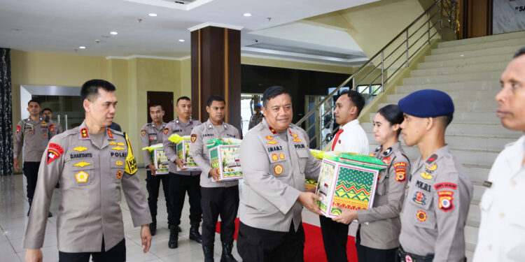 Sambut Natal 2025, Kapolda Maluku Wujudkan Makna Natal Bagi Personil Dan ASN