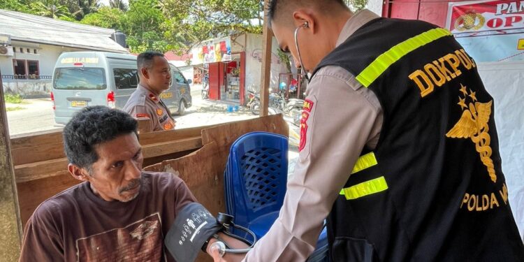 Satgas Banops Dokkes Polda Maluku Pastikan Kesehatan Personel dan Masyarakat Selama Ops Lilin Salawaku 2025