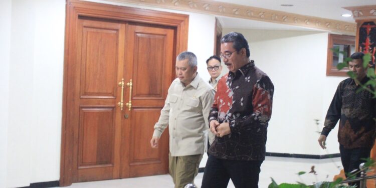 Tiba di Ambon, Gubernur Maluku dan Menhub Kunjungi Infrastruktur Tranportasi di Pelabuhan Yos Sudarso