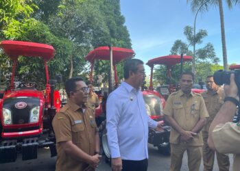 Pemprov Serahkan 12 Unit Traktor Roda Empat Kepada Distan se-Kabupaten/Kota di Maluku