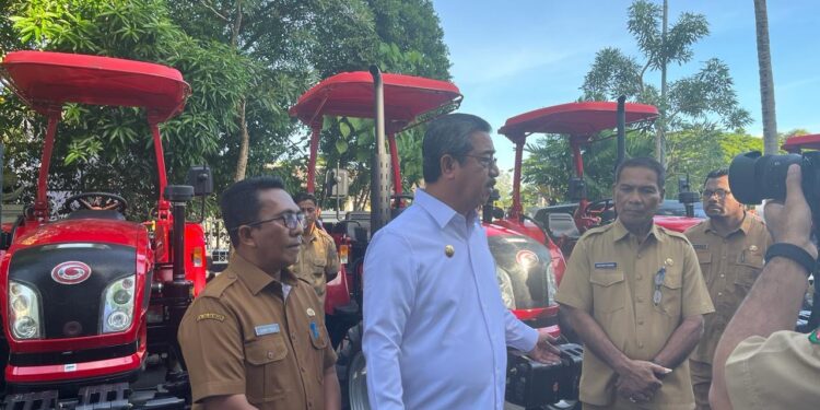 Pemprov Serahkan 12 Unit Traktor Roda Empat Kepada Distan se-Kabupaten/Kota di Maluku