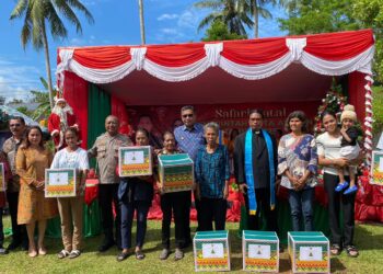 Safari Natal di Kecamatan Baguala, Pemkot Ambon Serahkan 100 Paket Sembako Kepada Warga