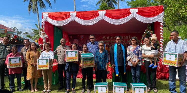 Safari Natal di Kecamatan Baguala, Pemkot Ambon Serahkan 100 Paket Sembako Kepada Warga