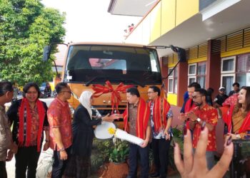 PLH Sekda Maluku Hadiri Serah Terima PT. Karma Yudha Tiga Berlian Motors Jakarta kepada SMK Negeri 3 Ambon