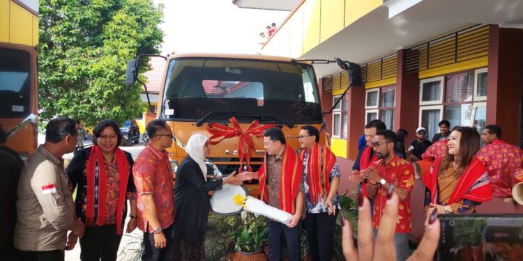 PLH Sekda Maluku Hadiri Serah Terima PT. Karma Yudha Tiga Berlian Motors Jakarta kepada SMK Negeri 3 Ambon