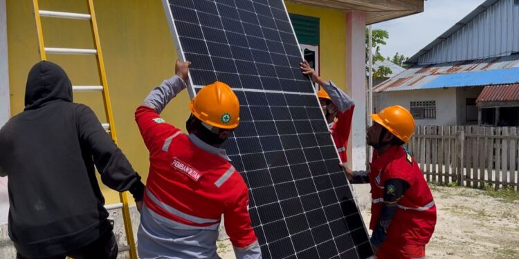 Program SuperSUN, PLN ULP Dofa Hadirkan Energi Surya untuk Empat Sekolah Terpencil di Kepulauan Sula