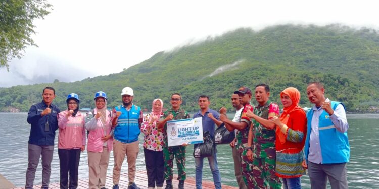 Sinergi PLN UIW MMU dan TNI Hadirkan Listrik bagi Masyarakat Kurang Mampu di Kepulauan Banda