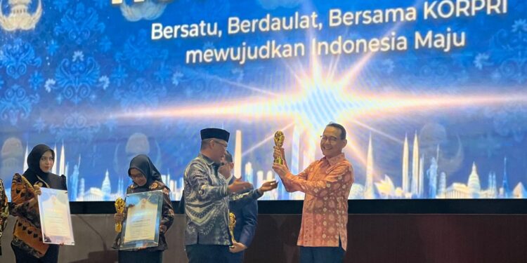 Perintis BPJS Kesehatan, Fachmi Idris, Raih Life Achievement KORPRI Award