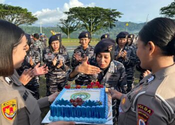 Perkuat Soliditas Srikandi TNI–Polri, Polwan Polda Maluku Beri Kejutan HUT Kowal ke-63