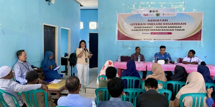 OJK Maluku Gandeng Duta Literasi Keuangan Gelar Edukasi Inklusi Keuangan di Desa Angar