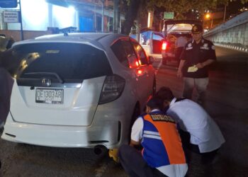 Dishub Ambon Gembok Sejumlah Mobil Parkir di Badan Jalan