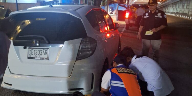 Dishub Ambon Gembok Sejumlah Mobil Parkir di Badan Jalan