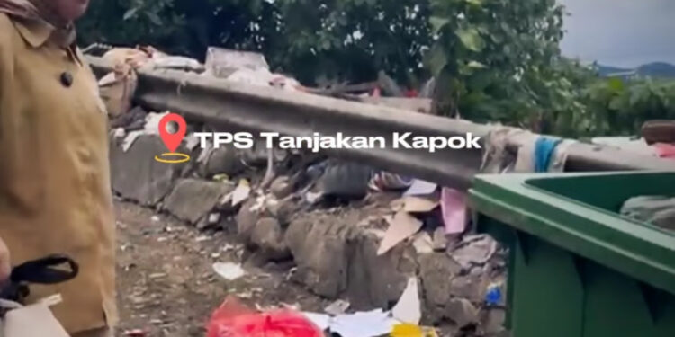 Wawali Ambon Turun Langsung Pungut Sampah di TPS Tanjakan 2000 dan Kapok