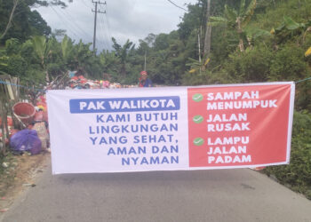 Sampah Tak Pernah Diangkut, Warga Arbes Ambon Blokade Jalan dan Protes Pemkot
