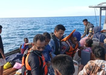 Tim SAR Gabungan di Tual Evakuasi Longboat Mati Mesin Berpenumpang 17 Orang