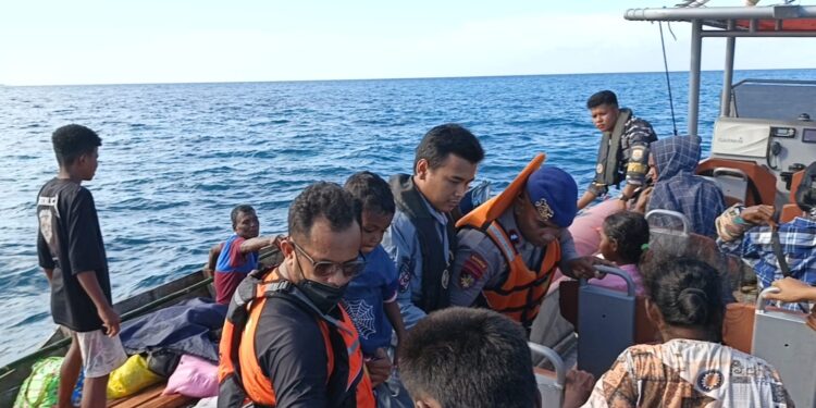 Tim SAR Gabungan di Tual Evakuasi Longboat Mati Mesin Berpenumpang 17 Orang
