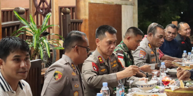 Perkuat Stabilitas Kamtibmas, Kapolda Gelar Pertemuan dan Makan Malam Bersama Tokoh Masyarakat di Malra