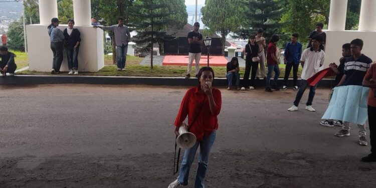 Mahasiswa MBD Demo Kantor Gubernur dan DPRD Maluku, Protes Rute KM Sabuk Nusantara