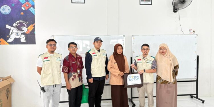 Sambut Ramadhan 1447 H, PLN UP3 Sofifi Bersama YBM Salurkan Bantuan untuk Siswa SMA 28 Tidore Kepulauan