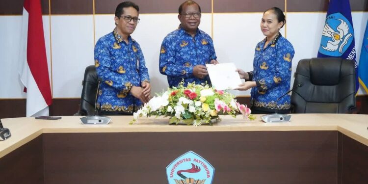 Rektor Unpatti Terima SK Izin Pembukaan Tiga Prodi Baru di Fakultas Kedokteran