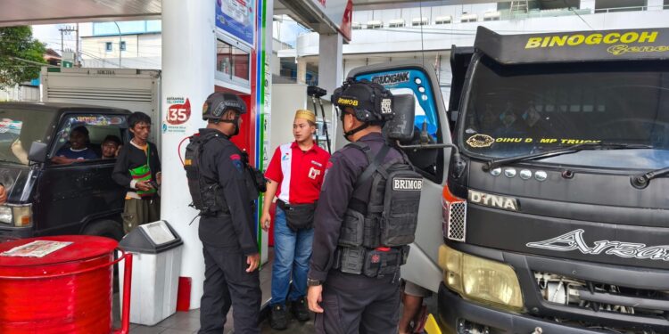 Jelang Idul Fitri, Brimob Maluku Lakukan Patroli Preventif di Pusat Aktivitas Warga