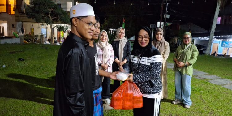 Wawali Ambon Bagikan Paket Makanan Sahur Kepada Umat Muslim yang Beritikaf di Masjid