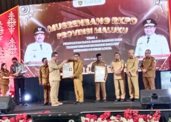 Walikota Ambon Teken PKS dan Terima Sertifikat Merek Koperasi Dalam Musrenbang RKPD Maluku