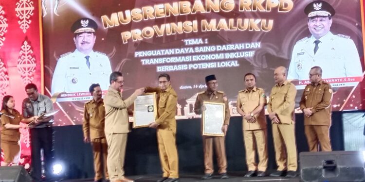 Walikota Ambon Teken PKS dan Terima Sertifikat Merek Koperasi Dalam Musrenbang RKPD Maluku