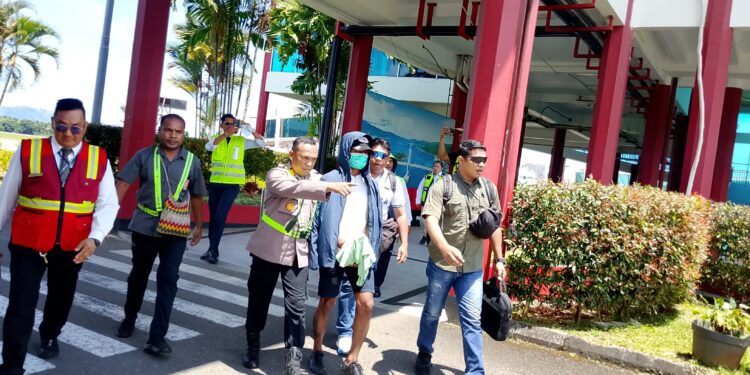 Dua Pelaku Penikaman Nus Kei Diterbangkan Dari Langgur ke Ambon
