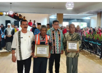 Walikota Ambon Apresiasi Dua Lansia Teladan Kebersihan
